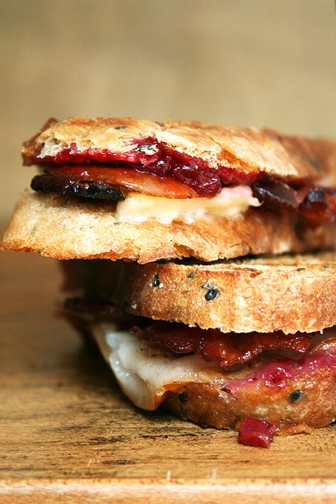 bacon, cheddar and pear panini Panini Recipes, Bacon Tomato, Sandwich Board, Think Food, Bacon Cheddar, Chapati, Soup And Sandwich, Bacon Recipes, Quesadillas