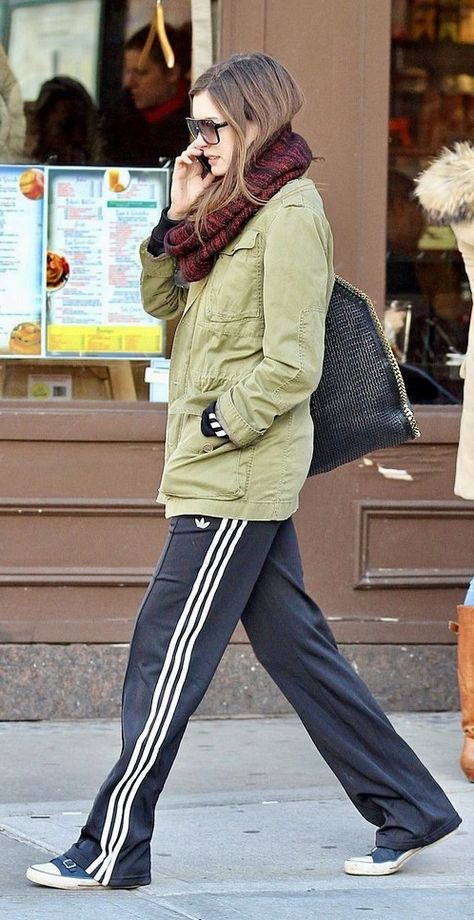 Anne Hathaway Street Style Anne Hathaway Street Style, Adidas Pants Outfit, Adidas Hose, Casual Work Outfit, Track Pant, Adidas Outfit, Anne Hathaway, Sporty Chic, Autumn Outfit