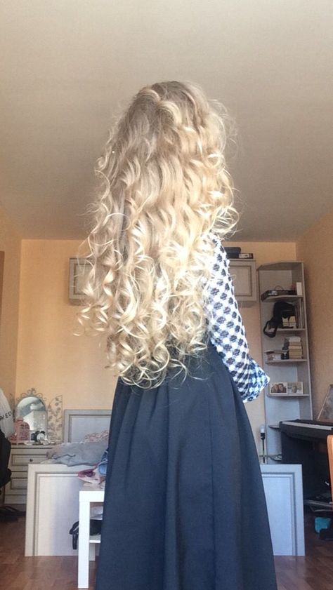 Curly Cool Blonde Hair, Long Curly Platinum Blonde Hair, Very Curly Blonde Hair, Wavy Light Blonde Hair, Long Curly Blonde Hair Aesthetic, Blonde Ringlet Curls, Long Curly Blonde Hairstyles, Long Blonde Curled Hair Wedding, Long Blonde Curls Natural