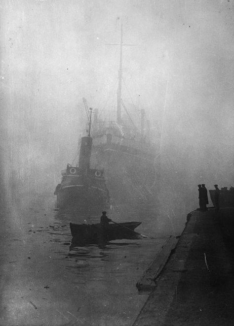 Misty Thames Fox Photos, Nautical Aesthetic, High Resolution Wallpapers, Foto Art, Old London, River Thames, Vintage Photographs, Historical Photos, Vintage Photography