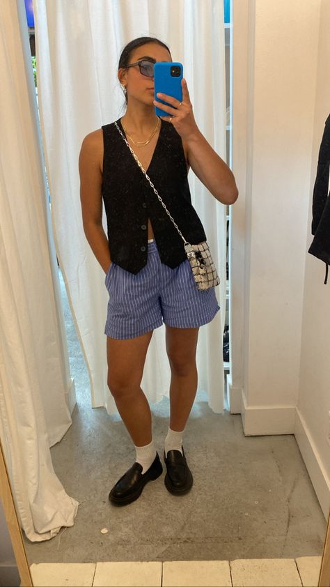 August 2023 Fashion Trends, Short Slip Skirt Outfit, Effortlessly Cool Outfits, Dark Denim Shorts Outfit, Masc Femme Fashion Summer, Black Trouser Shorts Outfit, Midi Skirt Summer Outfit, Beach Street Style, Boxer Shorts Outfit