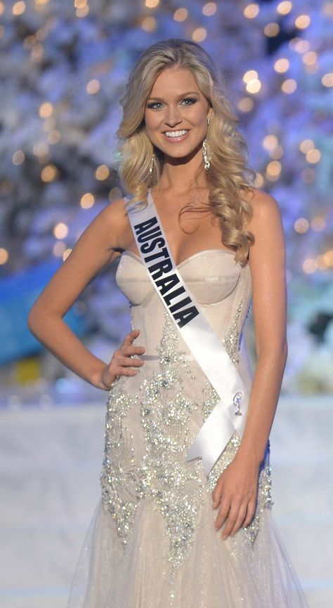 Renae Ayris, Miss Australia, Dayana Mendoza, Cheer Picture Poses, January Jones, Cheer Pictures, Miss Universe, Hair Colours, Beauty Pageant