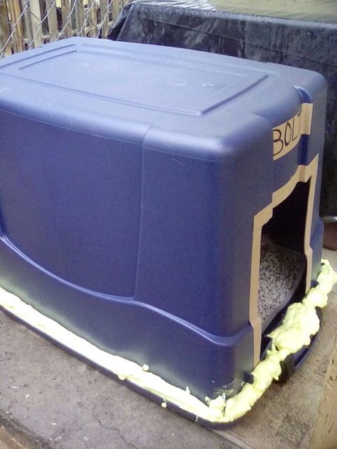 Plastic bin dog house Barrel Dog House, Cheap Dog Houses, Dog House Heater, House Heater, Feral Cat Shelter, Ideas Para Casas, Dog House Plans, Dog House Diy, Outdoor Cat House