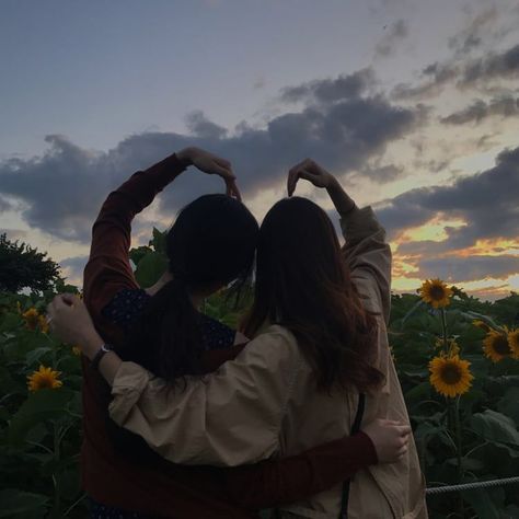 Two Girls Best Friends Aesthetic, 2 Girls Friendship, Me And Best Friend, Me And My Best Friend, Girls Friendship, Friendship Images, Korean Best Friends, Girl Friendship, Best Friends Aesthetic