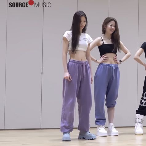 Kazuha Body Goals, Kazuha Outfit, Nakamura Kazuha, Kazuha Le Sserafim, Dancer Dress, Dance Outfits Practice, Huh Yunjin, Beige Outfit, Practice Outfits