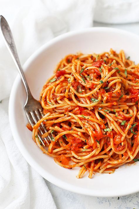 Spaghetti And Vegetables, Tomatoe Spaghetti, Pomodoro Sauce Recipe, Pomodoro Pasta, Spaghetti With Tomato Sauce, Pasta Sauce Recipes Tomato, Food Spaghetti, Pomodoro Sauce, Tomato Spaghetti