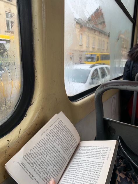 Reading book in the tram Book Rain Aesthetic, City Bus Aesthetic, Book Aesthetic Autumn, Autumn Aesthetic Dark, Thunderstorm Aesthetic, Old Money Dark Academia, Boy Mirror, Harvard Students, Back 2 School