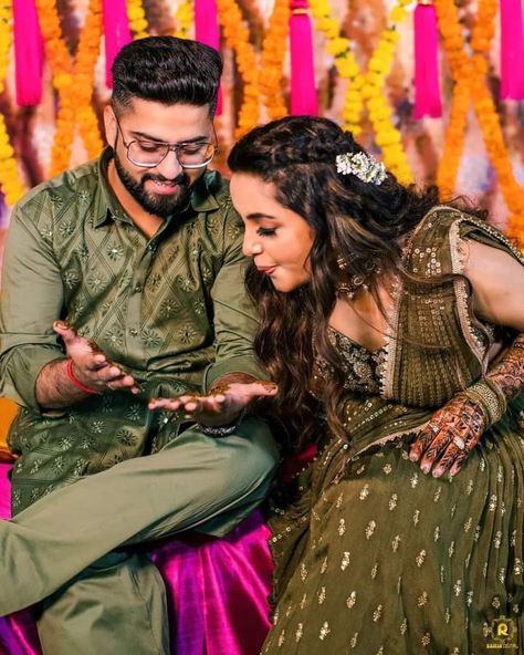 Mehndi Boy Photo, Mehendi Poses For Couple, Groom Mehandi Photoshoot, Bhai Bhen Photo, Dulha Mehandi Pose, Mehandi Poses For Groom, Mehandi Couple Poses, Groom Mehendi Photoshoot, Boy Mehndi Poses