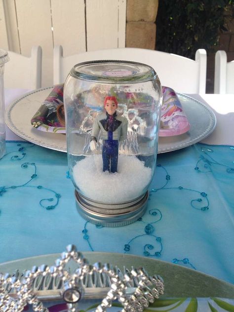 Snowglobe Diy, Frozen Party Activities, Homemade Snow, Frozen Decorations, Frozen Bday Party, Frozen Party Decorations, Snow Globe Crafts, Globe Crafts, Disney Frozen Party