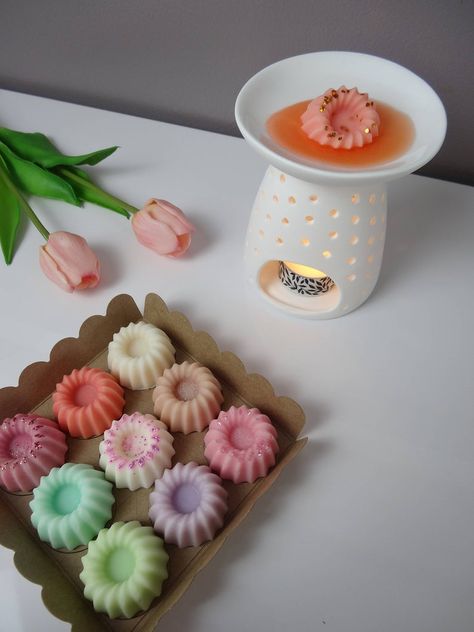 Diy Candles Video, Wax Melts Recipes, Lilin Aroma, Handmade Candles Diy, Diy Wax Melts, Velas Candles, Homemade Scented Candles, Wax Tablet, Handmade Wax Melts