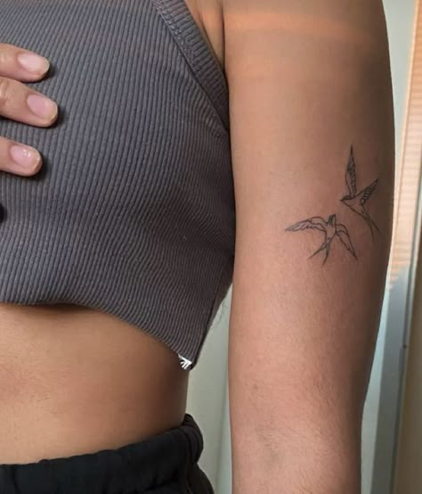 Delicate Tattoos For Women, Tiny Bird Tattoos, Bird Tattoos For Women, Vogel Tattoo, Minimalistic Tattoo Ideas, Cool Wrist Tattoos, Minimalistic Tattoo, Petite Tattoos, Bird Tattoo