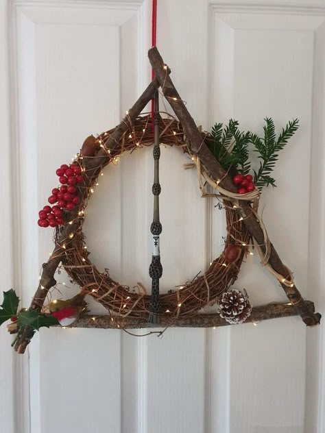 Christmas Harry Potter Decoration, Deathly Hallows Wreath, Harry Potter Theme Christmas, Harry Potter Christmas Ornaments, Nerdy Christmas, Harry Potter Christmas Decorations, Harry Potter Halloween Party, Harry Potter Christmas Tree, Wiccan Decor