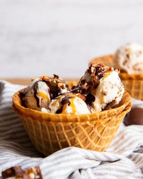 This turtle ice cream is a decadent, creamy vanilla ice cream packed with toasted pecans, caramel and hot fudge swirls, and chopped up Turtle candies. Turtle Candies, Turtle Ice Cream, Cookie Monster Ice Cream, Monster Ice Cream, Best Homemade Ice Cream, Pudding Ice Cream, Ice Cream Maker Recipes, Ice Cream Mixture, Homemade Vanilla Ice Cream