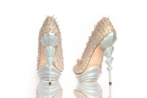 Mermaid Heels, Little Mermaid Wedding, Ariel Wedding, Kasut Tumit Tinggi, Mermaid Shoes, Sea Wedding, London College Of Fashion, Mermaid Inspired, Mermaid Life