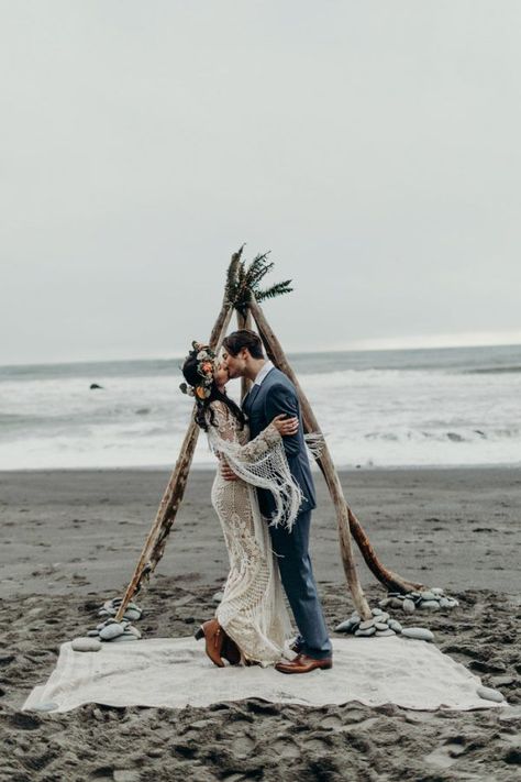 Free-Spirited Rialto Beach Elopement on the Washington Coast | Junebug Weddings Cheap Boho, Rialto Beach, Diy Beach Wedding, Washington Coast, Beach Wedding Centerpieces, Washington Elopement, Outdoor Wedding Photography, Boho Beach Wedding, Wedding Muslim