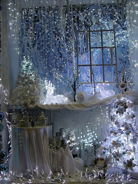 Winter Wonderland Decorations, Silver Christmas Decorations, Christmas Window Display, Winter Wonderland Theme, Winter Wonderland Christmas, White Christmas Decor, Woodland Christmas, White Lights, Christmas Window