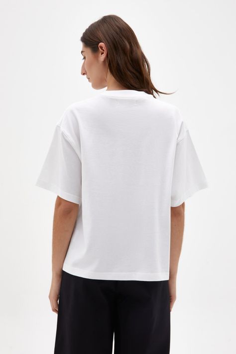 An elevated take on an everyday essential, the Established Tee features minimalist branding across the chest. Mockup Ideas, White Tshirt Women, Minimalist Branding, Lifestyle Images, Assembly Label, Facebook Style, Linen Tshirts, Ladies Dresses, Clothing Mockup