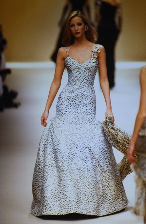 Christy Turlington Christy Turlington Runway, Christy Turlington 90s, Valentino Runway, 90s Runway, Valentino Couture, 90s Models, Christy Turlington, Future Fashion, Runway Show