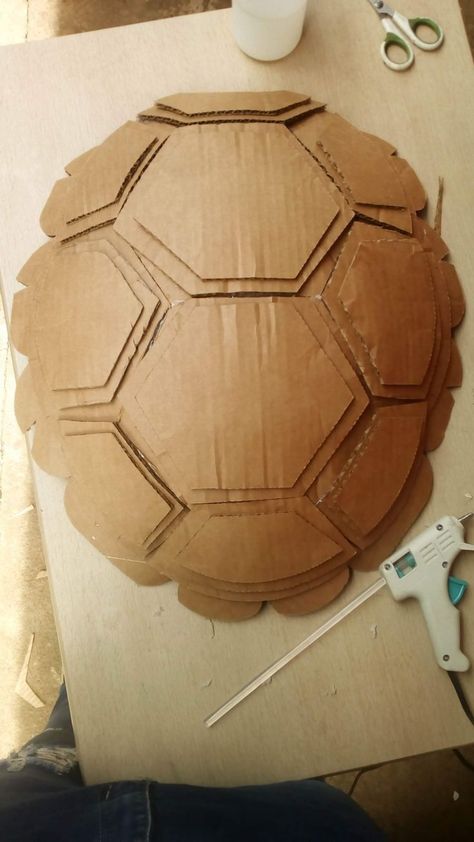 Bobomb Mario Costume, Turtle Cardboard Sculpture, Cardboard Turtle Shell, Cardboard Art Sculpture, Ninja Turtle Costume, Turtle Costumes, Piñata Ideas, Cardboard Box Crafts, Turtle Birthday