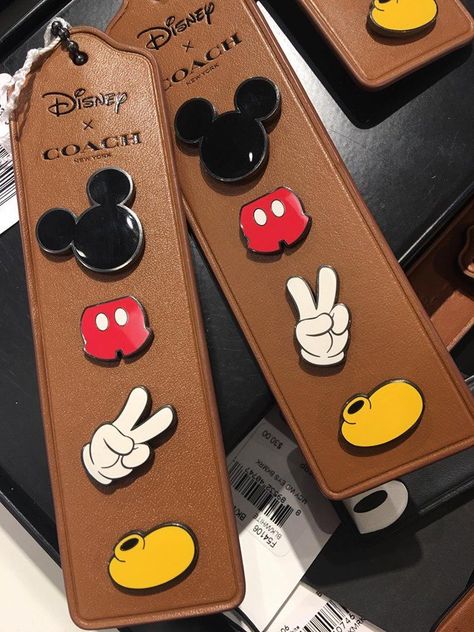 Here is a look at the Disney x COACH Pins! On May 15, 2017 COACH released a Disney collection including some pins! Check it out here. Deco Disney, Disney Pin Trading, Disney Merch, Karakter Disney, Mickey Y Minnie, Mickey And Minnie Mouse, Disney Decor, Disney Trading Pins, Disney Addict