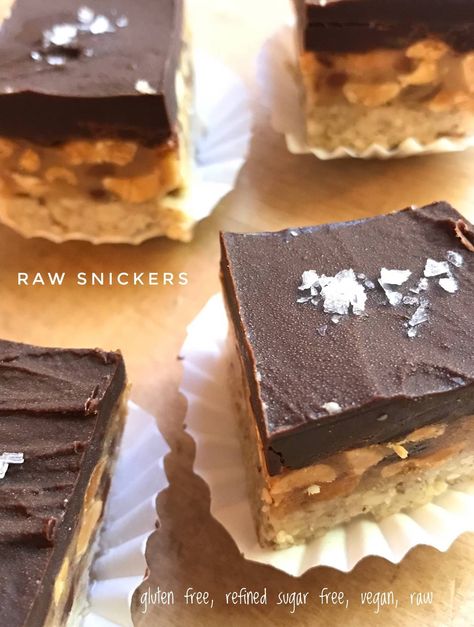 Raw Vegan Snickers, Raw Snickers, Vegan Molasses Cookies, Vegan Christmas Cookies Recipes, Vegan Holiday Cookies, Vegan Snickers, Raw Treats, Vegan Christmas Cookies, Vegan Gingerbread