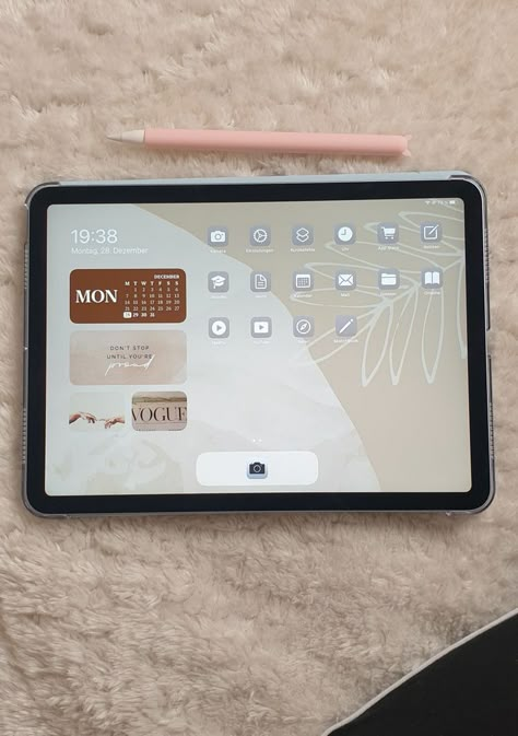 Ios14 Ipad Homescreen, Aesthetic Ipad Homescreen Layout School, Beige Ipad Aesthetic, Beige Ipad Homescreen, Ipad Homescreen Ideas Aesthetic Beige, Ipad Aesthetic Beige, Cute Ipad Aesthetic, School Ipad Organization Homescreen, School Ipad Aesthetic