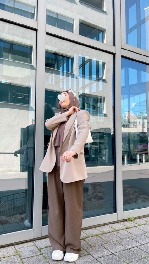 Beige Blazer Outfit Hijab, Blazer Hijabi Outfits, Classic Outfits For Women Hijab, Outfit Ideas With Beige Pants, Hijabi Suit Outfits, Office Outfits Women Hijab, Suit Hijab, Modest Winter Outfits, Blazer Outfit Ideas