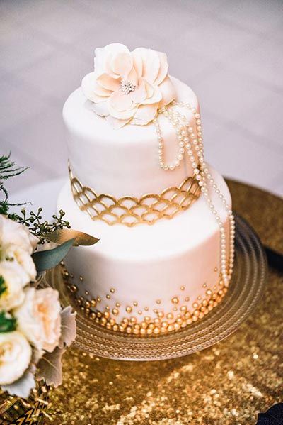 50th Wedding Cake, Gatsby Cake, Gatsby Glam, Wedding Gatsby, Vintage Pasta, Classy Decorations, Ivory Wedding Cake, Wedding Cake Pearls, Wedding Cake Photos