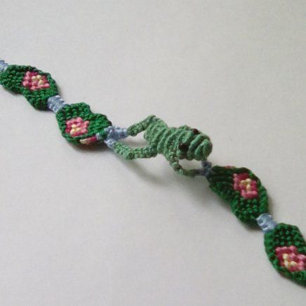 Llama Bracelet Pattern, Cute Embroidery Bracelet Patterns, Cow Print Friendship Bracelet Pattern, Flower Alpha Bracelet, Friendship Bracelet Patterns Animals, How To Make An Alpha Bracelet, Snake Bracelet Pattern, Frog Friendship Bracelet Pattern, Frog Bracelet Pattern