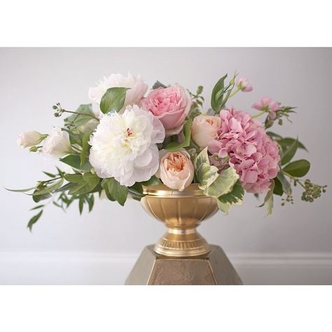 Oval Floral Arrangement, Pretty Wedding Flowers, White Flower Centerpieces, Nashville Apartment, Flowers For Spring, Pink Flower Arrangements, Table Floral Arrangements, Flower Decorations Diy, Table Flower