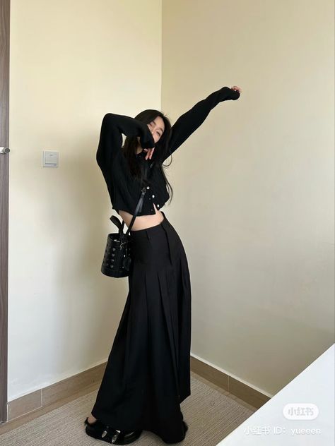 Black Cargo Skirt Outfit, Long Skirt Outfits Korean, Perspective References, Cargo Skirt Outfit, Skirt Outfits Korean, Maxi Skirts Summer, Acubi Fashion, Korean Outfit Street Styles, Long Skirt Outfits