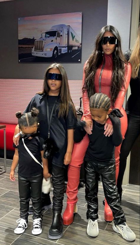 Estilo Kim Kardashian, Jenner Kids, Kim Kardashian Outfits, Kim And Kanye, Kardashian Kids, Kardashian Outfit, Jenner Family, Kardashian Family, Jenner Outfits