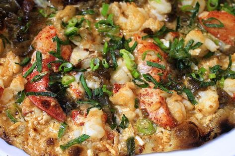 Lobster Pizza Recipe, Lobster Pizza, Maine Lobster Festival, Foods Around The World, Traditional Italian Dishes, How To Cook Lobster, Regional Food, Lobster Meat, Lobster Recipes