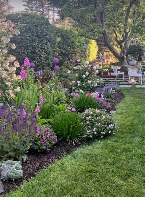 The enchanting world of cottage style gardening Cottage Garden Borders, Diy Garden Decor Projects, Simple Garden, Front Yard Garden Design, Aesthetic Garden, Cottage Garden Design, Cottage Garden Plants, Garden Decor Projects, Patio Garden Design