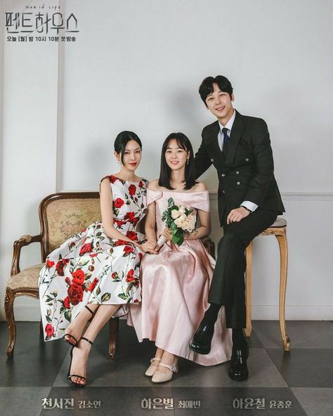 Seo Jin, Eun Byeol, & Yoon Cheol Penthouse Kdrama Photoshoot, W Kdrama, Penthouse Kdrama, Team Photoshoot, Family Photo Studio, Family Studio Photography, Korean Drama Series, The Penthouse, Intimate Photos