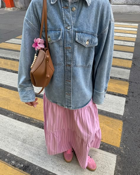 pinkkk🌸💘🦋✨ Soft Skirt Outfit, Soft Pink Outfit Hijab, Denim And Pink Outfit, Denim Outfit Hijab, Bangkok Outfit Ideas, Pink Denim Outfit, Pink Skirt Outfit Ideas, Pink Skirt Outfit, Warm Spring Outfits