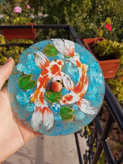 Koi Fish Mirror Painting, Paintings On Circle Canvas, Paintings On Records, Painting On Records, Cd Painting Ideas Easy, Fish Painting Acrylic, Painting On Cd, Cds Art, Cd Painting Aesthetic