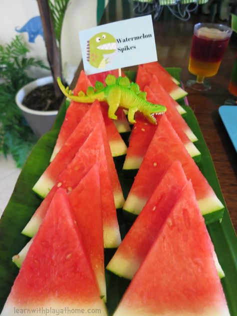 Watermelon spikes Tropisk Fest, Dinosaur Party Food, 4de Verjaardag, Dinosaur Birthday Theme, Jurassic Park Birthday, Fest Temaer, Dinosaur Themed Birthday Party, Park Birthday, Dino Birthday Party