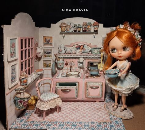 www.etsy.com/es/shop/AIDAPRAVIA #blythe #blythedoll #blythedolls #blythefurnitures #blytheworld #blythestagram #furnitureblythe #costumblythe #dollhousefurniture Blythe Diorama, Blythe House, Dollhouse Crafts, Tin Kitchen, Trade Mark, Miniature Diy, Pink Kitchen, Le Chateau, Kitchen Scale