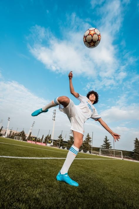 Soccer Action Shots Photography, Media Day Poses Soccer Men, Soccer Studio Photography, Soccer Pose Reference, Football Photography Soccer, Soccer Photoshoot Ideas, Football Photoshoot Ideas, Soccer Shots, Football Shooting