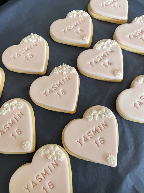 Pretty pink heart shaped biscuits, topped with findant and stamped with personalised name and age. Heart Shaped Biscuits, Personalised Cookies, Birthday Biscuits, Personalised Biscuits, Cookies Birthday, Personalised Bunting, Fancy Cookies, Heart Cookies, Treat Jars