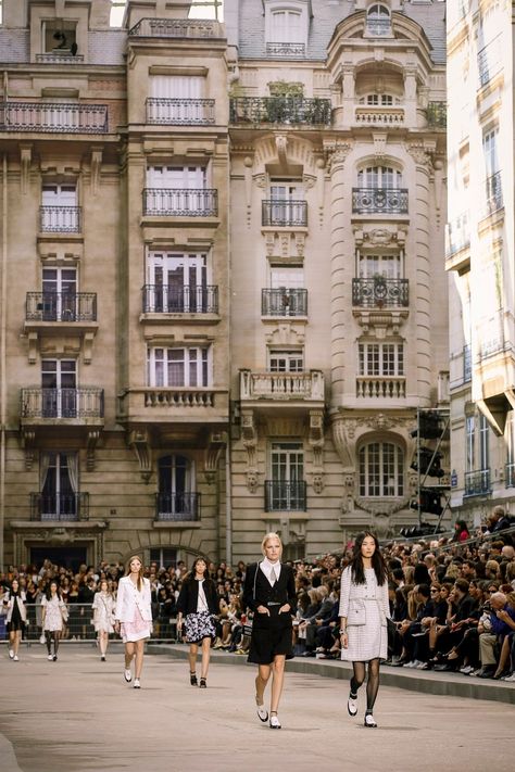 Runway Show Stage, Runway Design Stage, Fashion Show Design, Runway Design, Catwalk Design, Hipster Skirt, Chanel 2015, Design Stage, Fashion Designer Studio