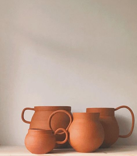 Sarah Podbury on Instagram: “🖤🖤🖤TERRACOTTA 🖤🖤🖤 Still loving this organic and ancient aesthetic! #contemporary-ceramics #terra-cotta #timeless #handles #fired-earth…” Terracotta Ceramics Handmade, Terra Cotta Aesthetic, Terracotta Pots Aesthetic, Terracotta Pot Aesthetic, Terracotta Mugs, Ancient Aesthetic, Terracotta Bowl, Fired Earth, Contemporary Ceramics