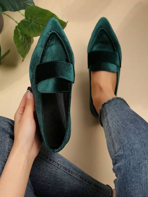 Green Flats Shoes, Zapatos Mary Jane, Green Plain, Trendy Business Casual, Rose Shoes, Flat Loafers, Pointed Toe Flats, Suede Loafers, Heeled Loafers