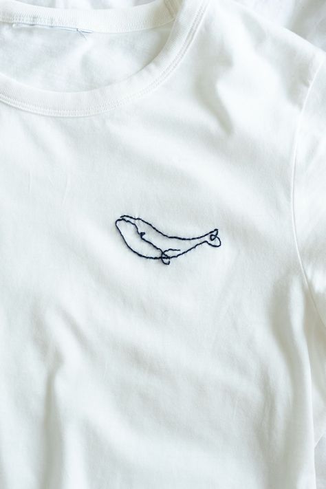 Sticken: So einfach lässt sich ein simples T-Shirts mit einem sommerlichen Motiv besticken | Anleitung auf schereleimpapier.de | Sticken lernen | Rückstich | Kleidung personalisieren | Embroidery | Upcycling | DIY Mode Tshirt Upcycling, Diy Embroidery Shirt, Upcycling Diy, Upcycle Clothes Diy, Easy Embroidery, Embroidery Tshirt, Diy Vetement, Diy Upcycling, Shirt Diy