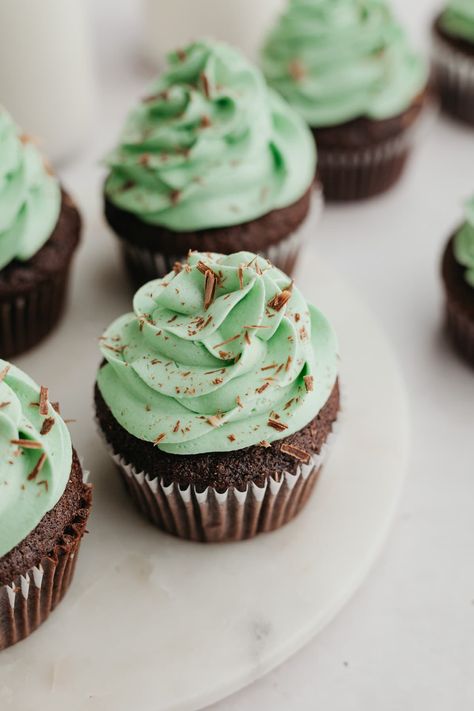 This is an easy chocolate mint cupcake recipe! These cupcakes have a soft and fluffy chocolate cupcake base that is topped with the best creamy mint frosting. You only need simple ingredients to make these cupcakes! Deli Desserts, Mint Chocolate Chip Cupcakes, Mint Chocolate Cupcakes, Mint Frosting, Gf Sweets, Make Cupcakes, Chocolate Chip Cupcakes, Chocolate Cupcakes Moist, Butter Pecan Cookies