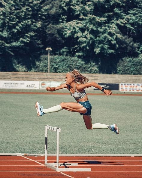 Athletics Track, Track Pictures, Running Photos, Track And Field Athlete, Running Track, Sports Aesthetic, Running Inspiration, Runners World, Foto Poses