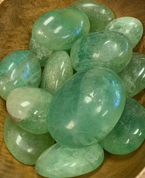 Cristal Aesthetic, Green Witch Aesthetic, Rock Candle, Crystal Vibes, Earth Gift, Crystal Aesthetic, Green Fluorite, Pretty Rocks, Cool Rocks