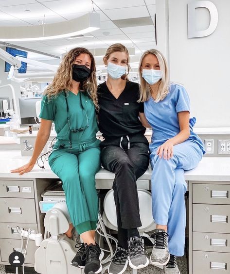 Aesthetic Nurse Pics, Labor And Delivery Nurse Aesthetic, Nursing Students Aesthetic, Dentist Career, Happy Nurse, Nurse Friends, Nursing Motivation, Dentistry Student, Medical Student Motivation