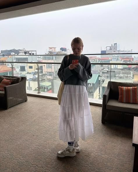 Шш Maxi Skirt And Sweatshirt, White Skirt Maxi Outfit, Long Skirt Crewneck Outfit, Copenhagen Outfit Aesthetic, Maxi White Dress Outfit, Styling White Long Skirt, Sweatshirt Long Skirt Outfits, Long Skirt With Tennis Shoes, Sweatshirt With Long Skirt